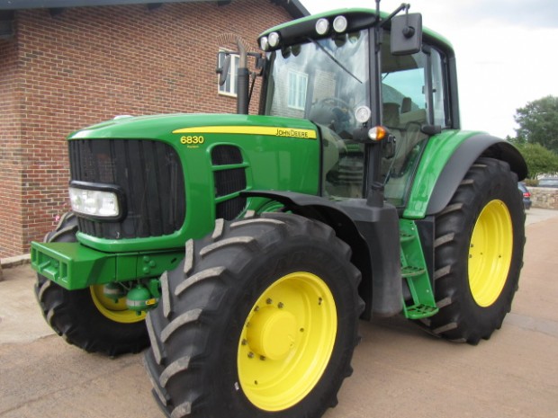 John Deere 6830