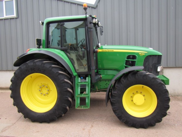 John Deere 7530