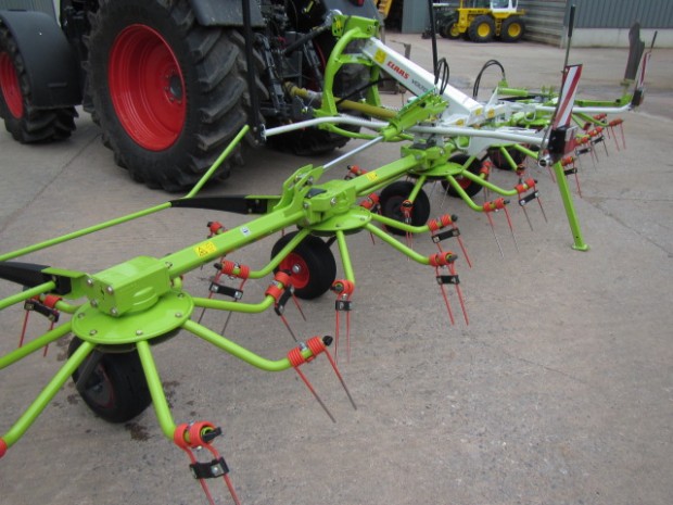 Claas Volto 800 tedder