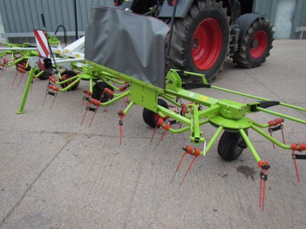 Claas Volto 800 tedder