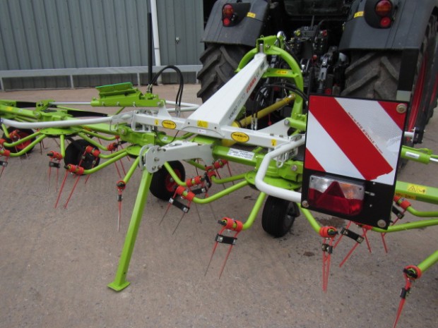 Claas Volto 800 tedder