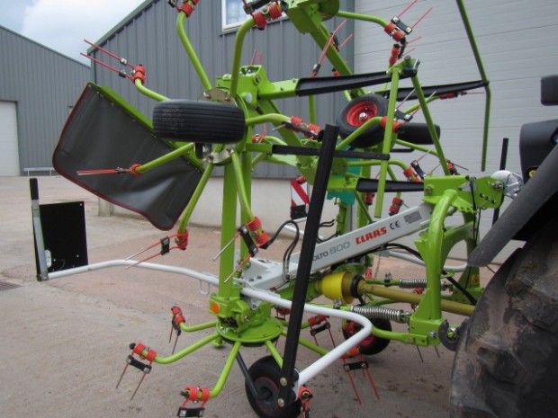 Claas Volto 800 tedder