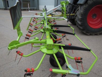 Claas Volto 800 tedder