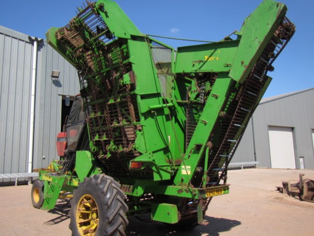 Standen Tornado 2 row beet harvester