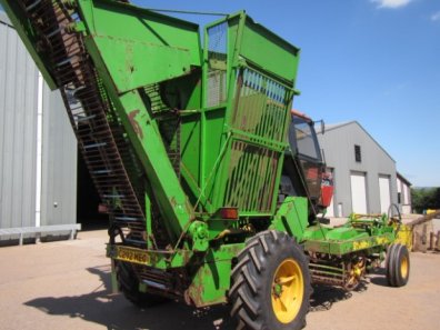 Standen Tornado 2 row beet harvester
