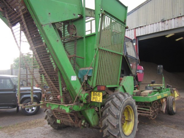 Standen Tornado 2 row beet harvester