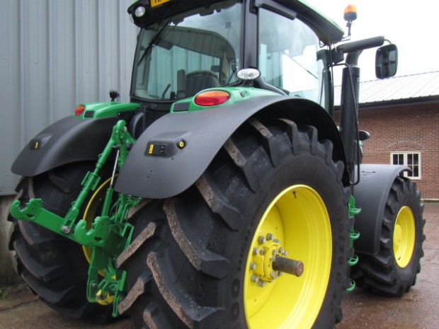 John Deere 6210R