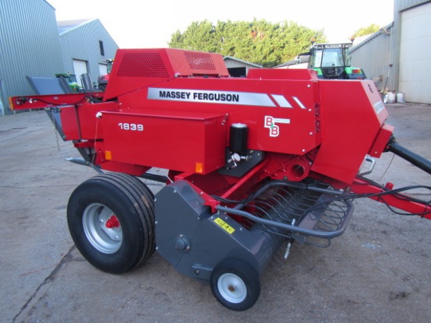 Massey Ferguson 1839 baler