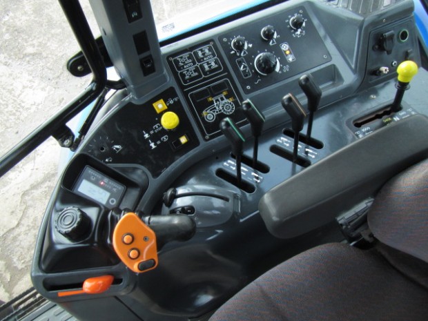 New Holland TM155