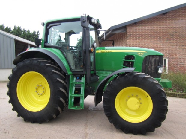 John Deere 7530