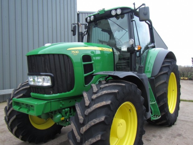 John Deere 7530