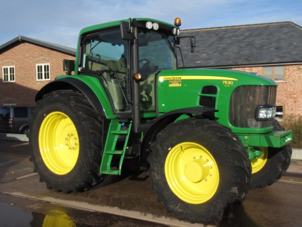 John Deere 7530