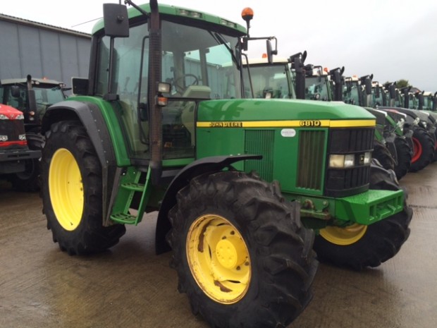 John Deere 6810
