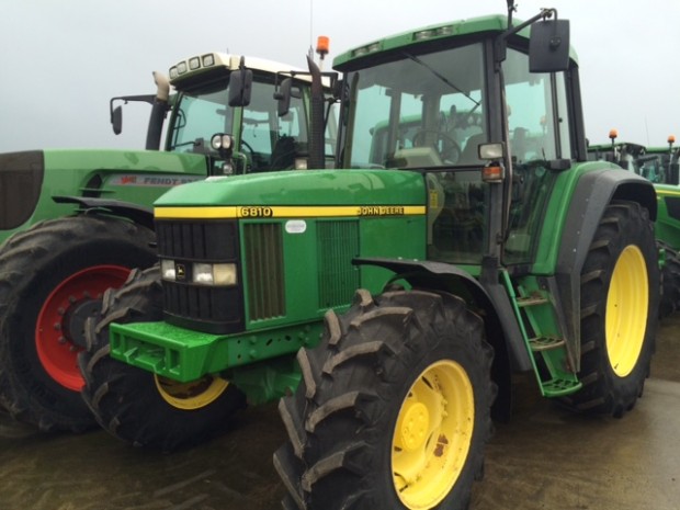 John Deere 6810