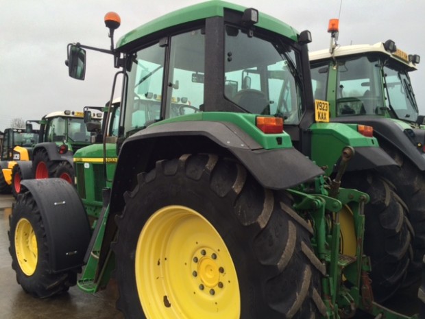 John Deere 6810