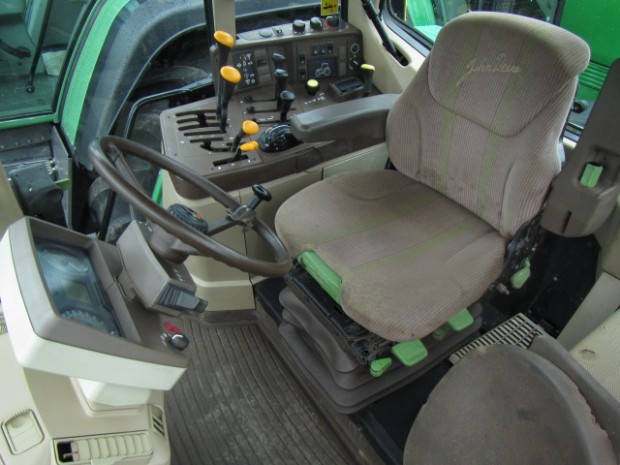 John Deere 6810