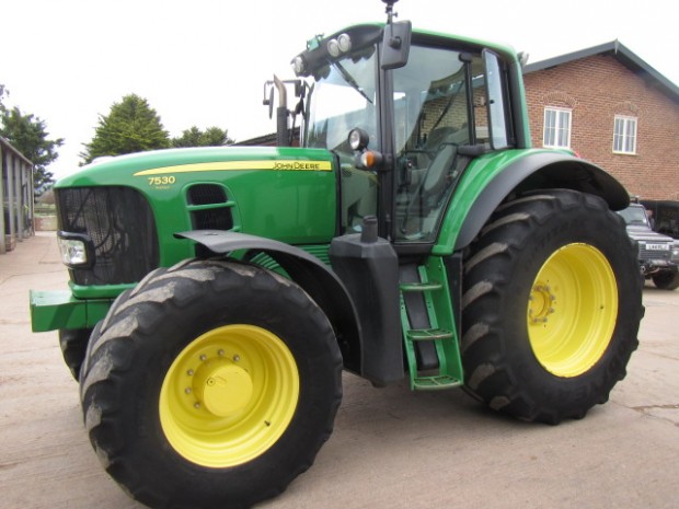 John Deere 7530