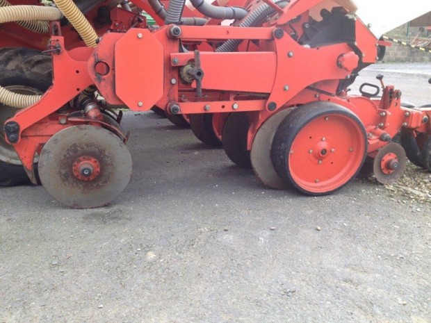 Kuhn Maxima 2 RT 8 row maize drill