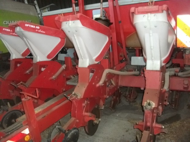 Kverneland Optima HD 8 row trailed maize drill
