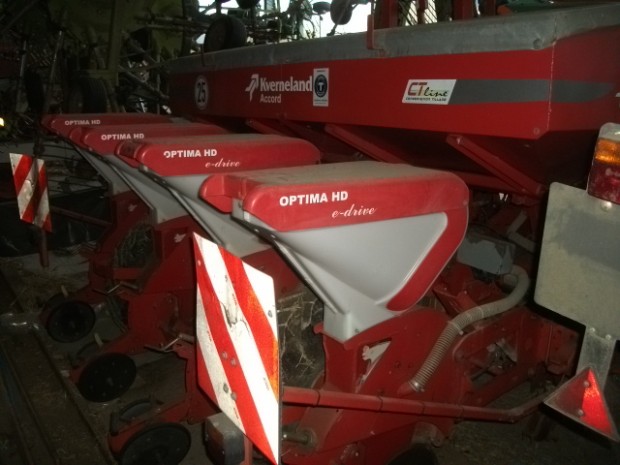 Kverneland Optima HD 8 row trailed maize drill