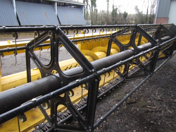 New Holland 30ft heavy duty Varifeed header