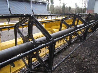 New Holland 30ft heavy duty Varifeed header