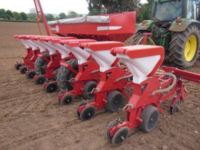 Kverneland HD 8 row trailed maize dril