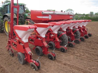 Kverneland HD 8 row trailed maize dril