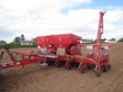 Kverneland HD 8 row trailed maize dril