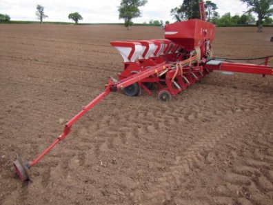 Kverneland HD 8 row trailed maize dril