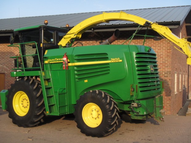 John Deere 7400