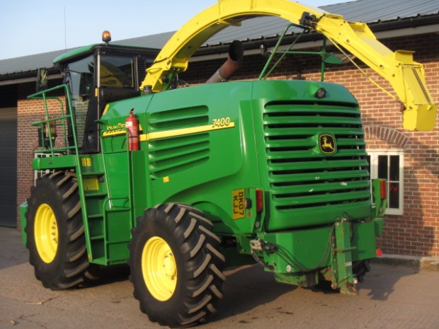 John Deere 7400