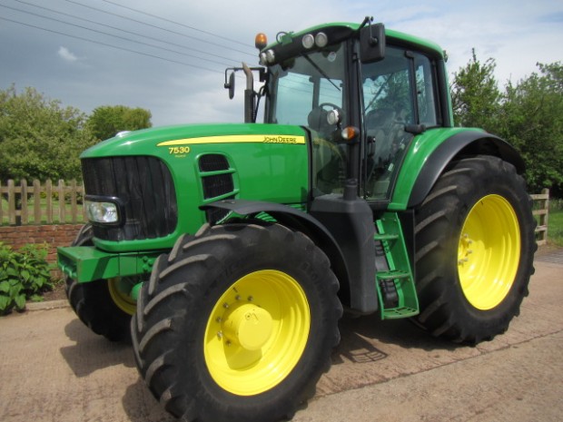 John Deere 7530
