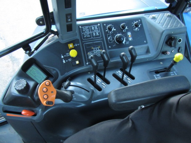 New Holland TM190