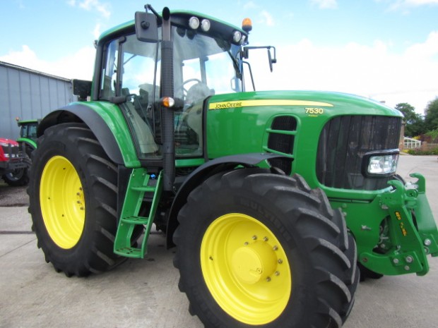 John Deere 7530