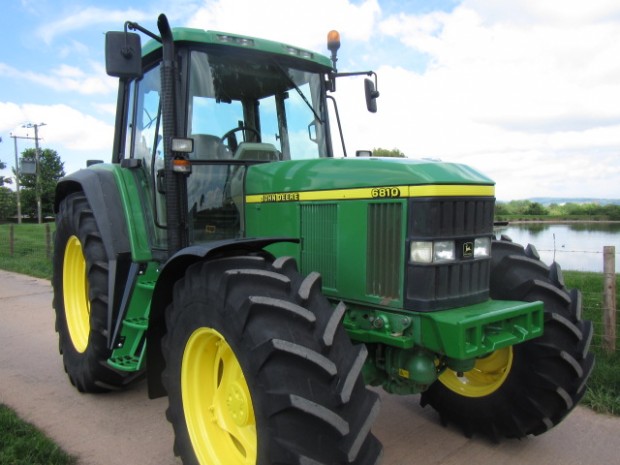 John Deere 6810