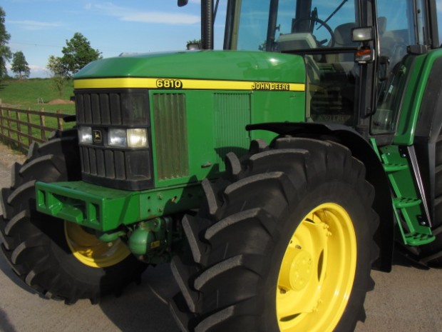 John Deere 6810