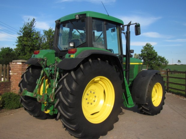 John Deere 6810