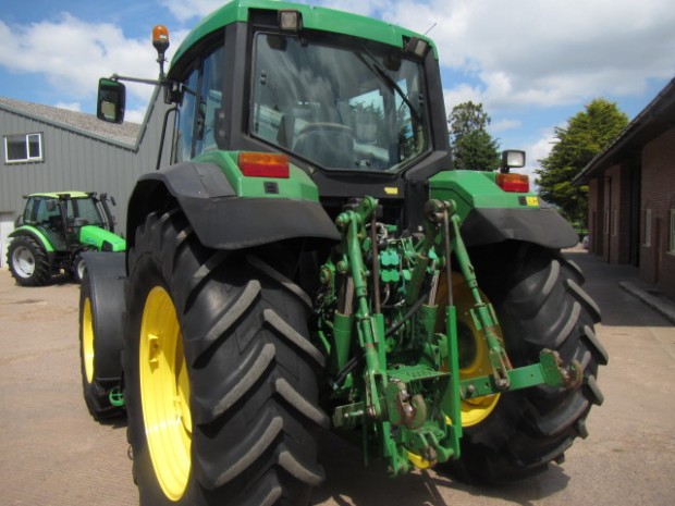 John Deere 6810