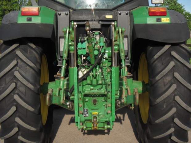 John Deere 6810