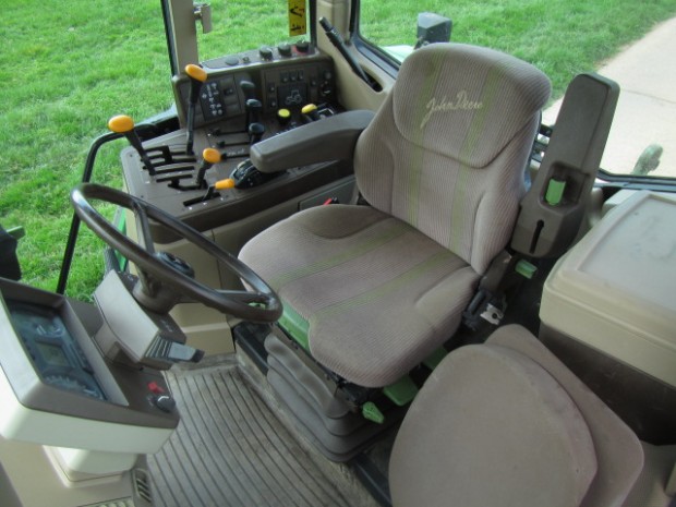 John Deere 6810