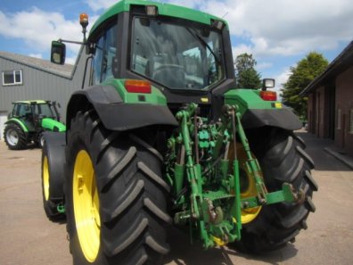 John Deere 6810