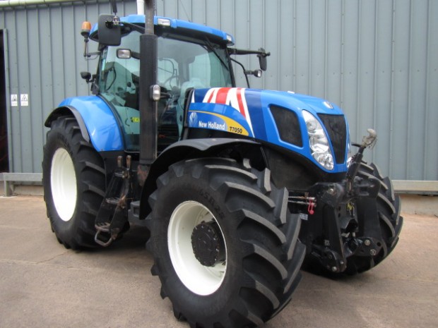 New Holland T7050
