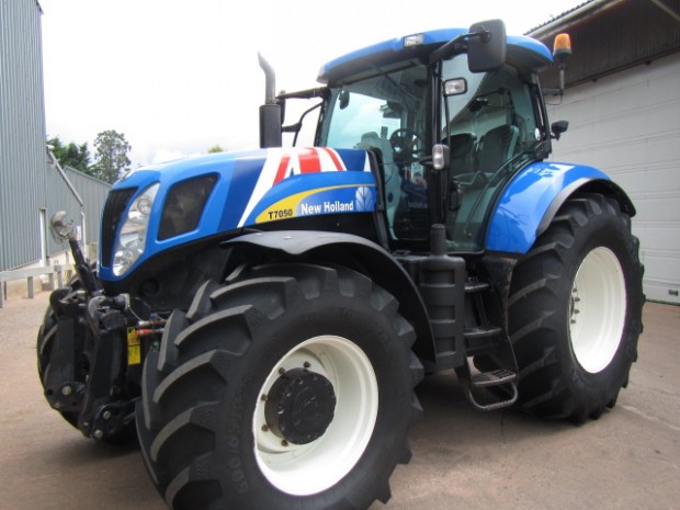 New Holland T7050