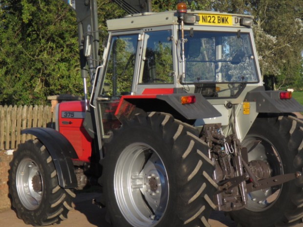 Massey Ferguson 375