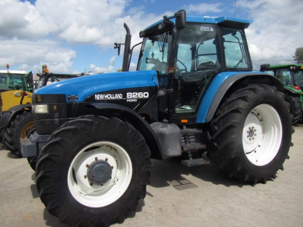 New Holland 8260