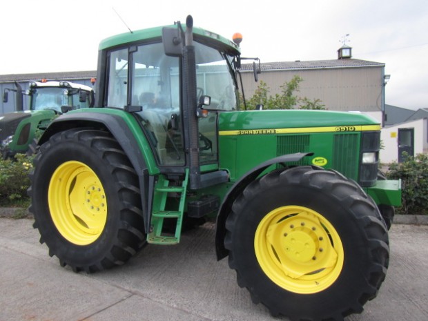 John Deere 6910