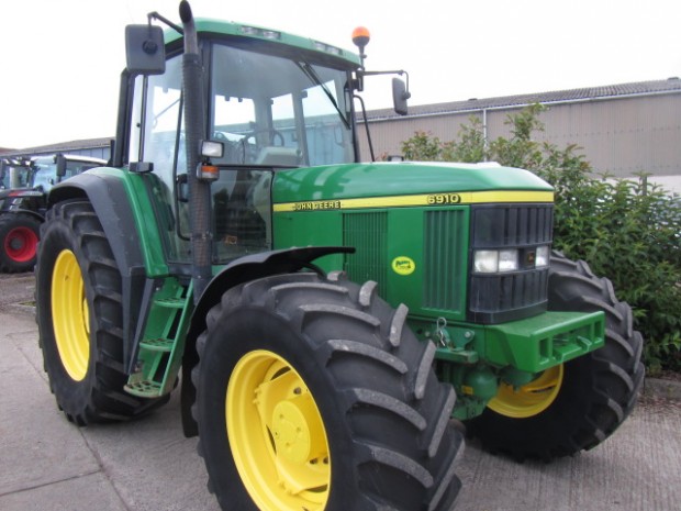 John Deere 6910