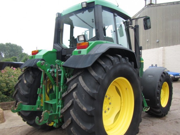 John Deere 6910