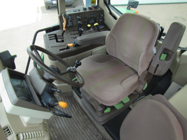 John Deere 6910